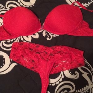 3 push-up bras/free underwear